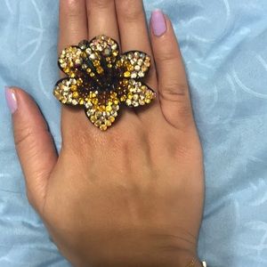 Gold flower fashion ring.